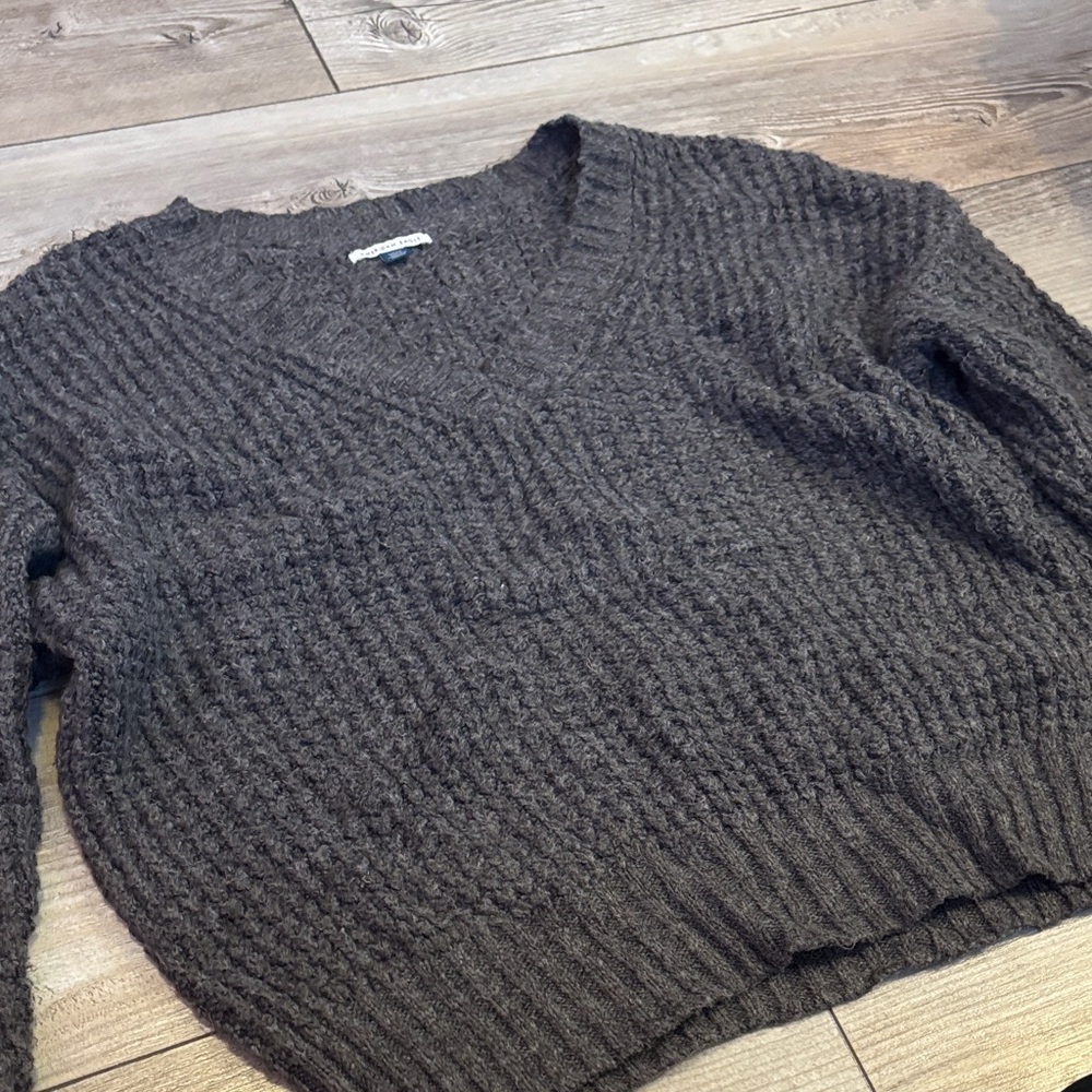 American Eagle Outfitters Charcoal V-Neck Sweater - Picture 3 of 4
